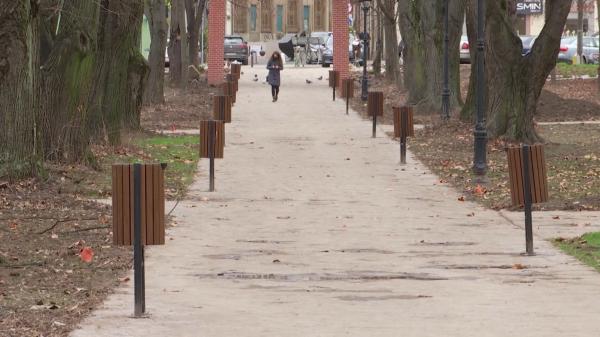 Coşuri de gunoi fără număr într-un parc din centrul Timişoarei. Primăria priveşte cu speranţă: "Când vor fi instalate băncile nu va fi chiar rău"