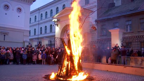 Un spectacol cu flăcări până la cer. Sârbii din Banatul românesc sărbătoresc într-un mod unic Ajunul Crăciunului