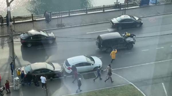 Filmul scandalului din trafic în care un biciclist a fost luat pe capota maşinii. De la ce a pornit cearta