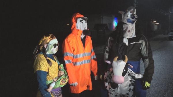 Obiceiuri neobişnuite în Ajun de Bobotează. Hâzii din Chintelnic colindă străzile şi alungă spiritele rele