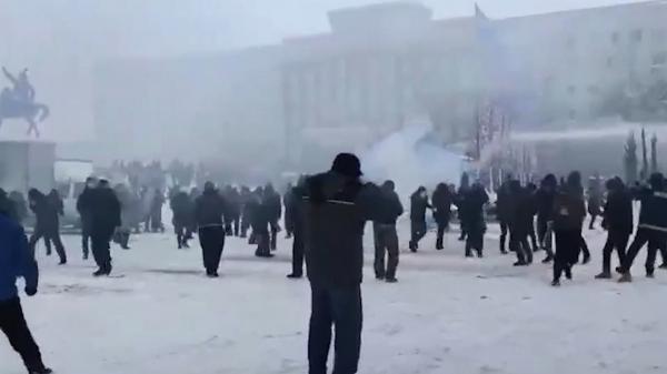 Violenţe sângeroase în Kazahstan. Armata a început să tragă: zeci de morţi, peste 1.000 de răniţi şi 2.000 de arestaţi. Rusia a trimis trupe