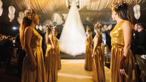 Dubaiul a intrat în Cartea Recordurilor cu o piramidă făcută din pahare de şampanie de aproape 9 metri