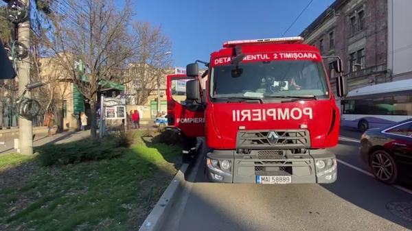 Incendiu la Spitalul Municipal din Timişoara. O persoană a fumat la baie, 4 mașini de pompieri au venit