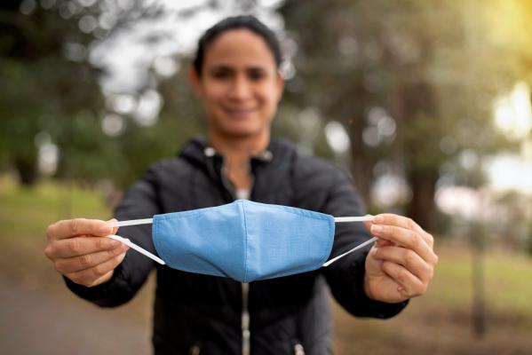 Ce amendă primești dacă porți mască din material textil sau de plastic, începând de sâmbătă