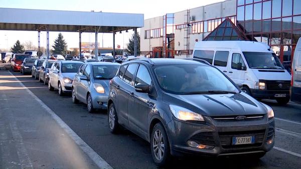 Cozi infernale în vămi, după ce românii din diaspora au plecat spre țările în care lucrează: "Stai în vamă cât stai tot drumul"