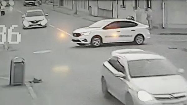 Pacient în comă după ce mașina de dializă în care se afla a fost spulberată de un Renault, pe o stradă din Drobeta Turnu Severin