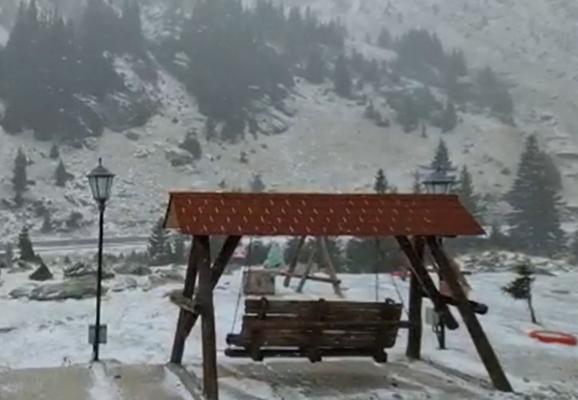 Dublă lovitură pentru turiștii din Poiana Brașov: după ce au stat ore în șir în trafic, nici telecabina nu a funcționat