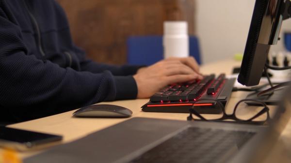 România mai are nevoie de încă 25.000 de IT-işti. La ce salariu poate ajunge un programator cu experienţă