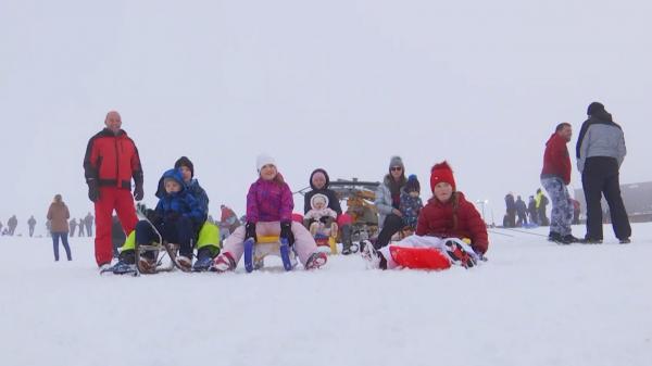 Distracţie la munte înainte de începerea şcolilor. Mii de turişti s-au bucurat de stratul proaspăt de zăpadă