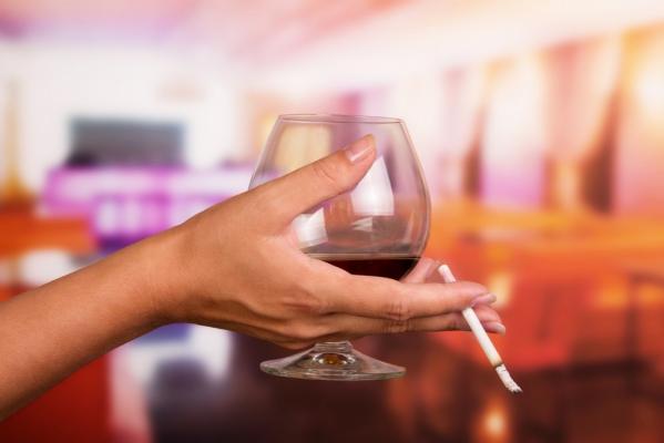 Cum putem scăpa de dependenţe. Terapia prin hipnoză, una dintre soluţii