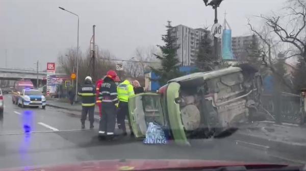 Accident grav în Capitală: O maşină s-a răsturnat pe podul pasajului Băneasa. Traficul a fost îngreunat
