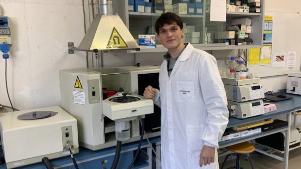 Un român de 19 ani, student în Italia, a inventat o mască inteligentă care îşi schimbă culoarea dacă nu mai filtrează aerul