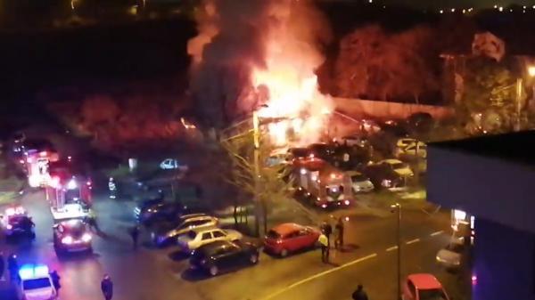 Un incendiu de proporții a distrus o clădire și 9 mașini, la Slatina. În loc să sune la 112, martorii au făcut live pe Facebook