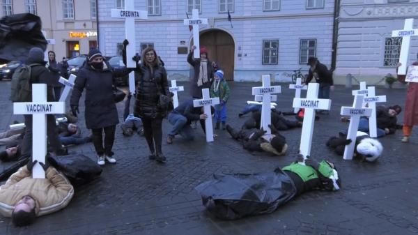 Protest bizar al sibienilor. Oamenii au ieşit în stradă pentru a-l susţine pe Djokovic: "Dacă unuia ca el i-au făcut asta, pe noi ne calcă în picioare"