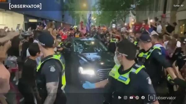 Fanii lui Djokovic au blocat maşina liderului mondial: "Novak liber". Poliţia a fost nevoită să intervină pentru a scoate vehiculul din mulţime