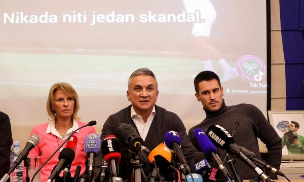 Djokovic, între dreptul de a juca la Australian Open şi interdicţia de a intra în Australia pentru 3 ani. Familia lui Novak a întrerupt brusc conferinţa de presă