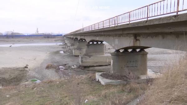 Liber la circulaţie pe un pod care pare că se poate prăbuşi în orice clipă. Doar pilonii vechi de 90 de ani îl mai susţin