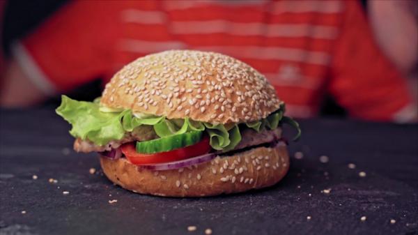 Românii sunt campioni la fast-food. Care au fost cele mai comandate preparate la domiciliu anul trecut