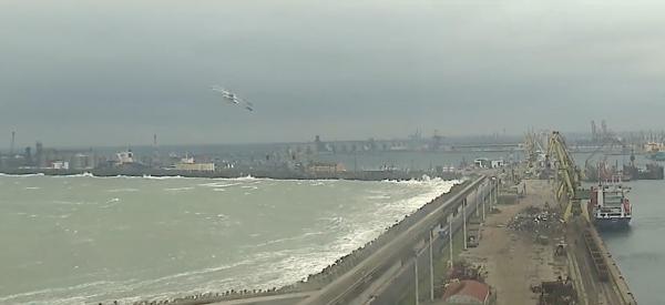 Furtunile puternice au închis toate porturile din Constanța. Activităţile sunt suspendate până joi