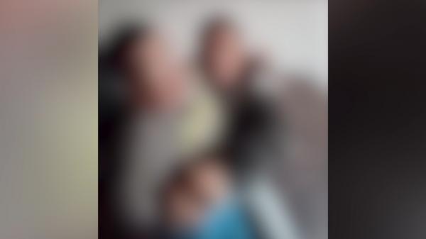 Copil bolnav din Iaşi, lovit cu pumnii de tatăl său pentru că l-a muşcat în joacă, în timp ce mama filma amuzată scena