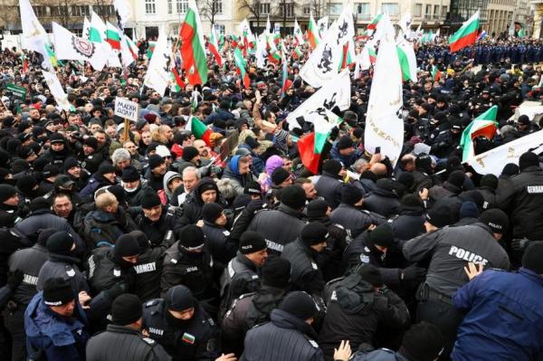 Proteste violente faţă de certificatul COVID în Bulgaria. Manifestanţii din Sofia au atacat Parlamentul