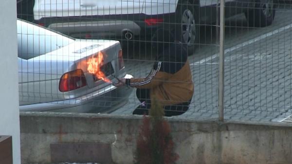 Metodă inedită de a dezgheța mașina. Un clujean, filmat când își deschidea vehiculul folosind un spray și o brichetă