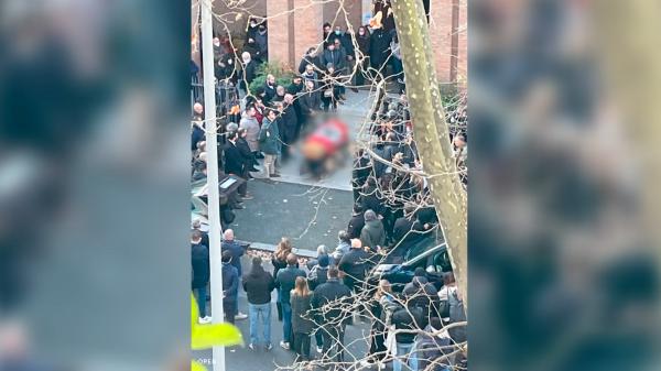 Anchetă în Italia după înmormântarea unei activiste. Sicriul a fost acoperit după slujbă cu un steag nazist cu zvastică