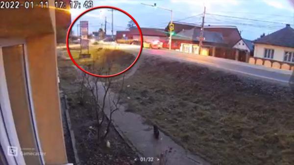 Accident cumplit surprins pe o stradă din Lunca Câlnicului, în Brașov. Momentul impactului teribil a fost filmat