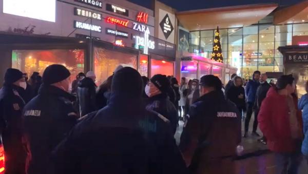 Ameninţare cu bombă în mall-ul Băneasa Shopping City. SRI: "Alerta a fost falsă" | Un copil a vrut să facă o glumă