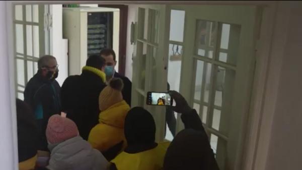 Cum a fost posibil asediul AUR de la Primăria Timişoara. George Simion și un grup de simpatizanți au încercat să ajungă în biroul lui Dominic Fritz