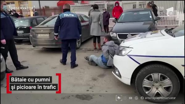 Bătaie cu pumni şi picioare în trafic, la Timişoara. Poliţiştii l-au încătuşat pe unul dintre şoferi