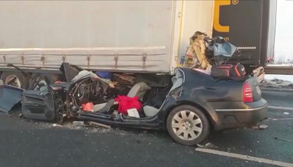 Cum s-a produs accidentul cu trei morți, lângă Vama Nădlac II. Șoferul și două fete au murit striviți sub remorca TIR-ului