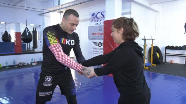 Cursuri practice de autoapărare. Ce poate învăţa o femeie care vrea să scape de un agresor