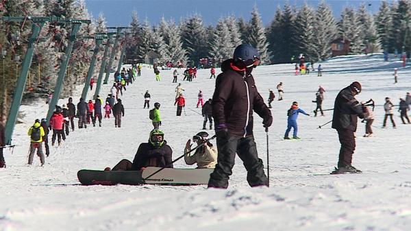 "Atmosfera şi locul este superb". Distracţie, zăpadă şi voie bună pe pârtiile din Pasul Bucin din Harghita