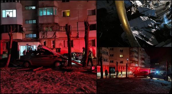 Trei maşini, distruse în Focşani după ce mai multe bucăţi din acoperişul unui bloc au căzut