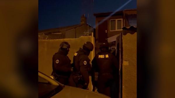 Trei dintre hoţii care s-au dat poliţişti şi au jefuit o familie din Popeşti-Leordeni au ajuns pe mâinile anchetatorilor, după mai multe descinderi