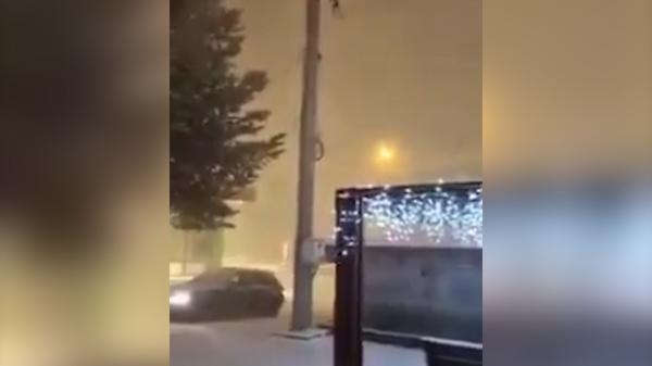 Fenomen meteo bizar în România: Viscol cu tunete și fulgere, filmat în Hunedoara