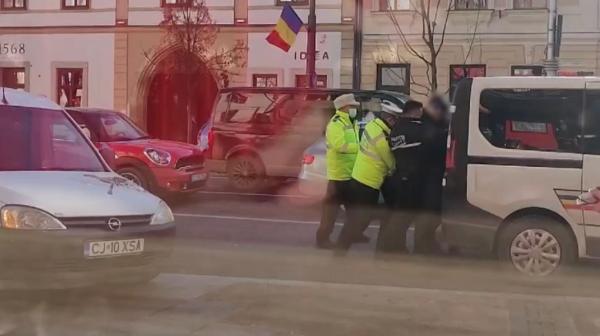 Greu de încătuşat. Cinci poliţişti din Cluj s-au chinuit să imobilizeze un şofer care a parcat neregulamentar pe trotuar