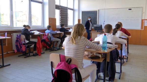 Profesorii au în plan greva generală. Cursuri suspendate azi, timp de două ore, în mii de şcoli din România