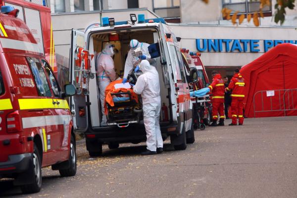 Mii de bolnavi cu COVID merg la spital degeaba și aglomerează sistemul sanitar. Centrele de evaluare, încă nefuncționale
