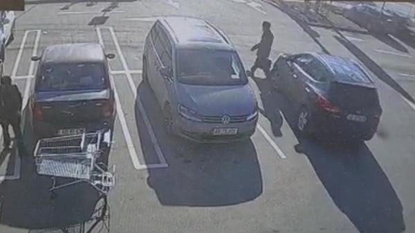 Bătrân lovit de o mașină în parcarea unui supermarket din Alba Iulia. Șoferul spune că a fost orbit de soare