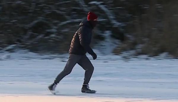 Motive de fericire pentru amatorii de adrenalină. Mureșul a înghețat, iar localnicii au transformat râul într-un uriaș patinoar