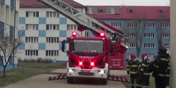 Elevii unui liceu din Reșița au învățat ce trebuie să facă în cazul unui cutremur. Tinerii au fost ghidați de pompieri
