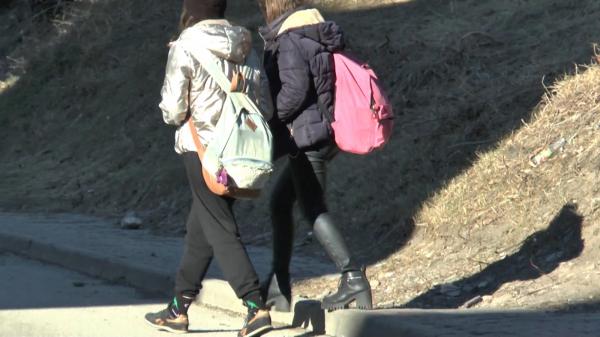 Calvarul unei adolescente din Piatra Neamţ: A fost violată timp de cinci ani de tatăl vitreg al celei mai bune prietene. "Eu îl ştiam de un om bun"