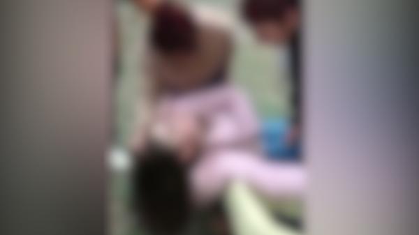 Parcarea unei şcoli din Caransebeş, transformată în ring de box. O adolescentă de 15 ani a fost bătută de alte două tinere în pauza dintre ore