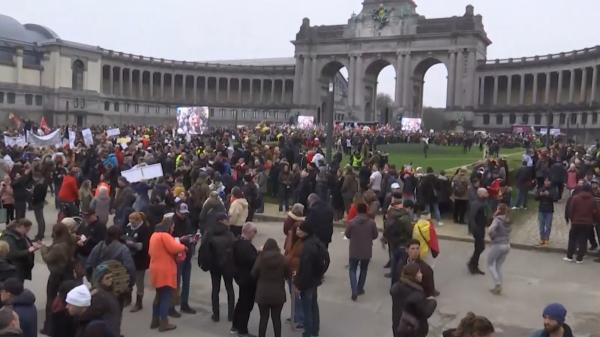Proteste antirestricţii în Bruxelles. Ciocniri violente între forţele de ordine şi manifestanţi