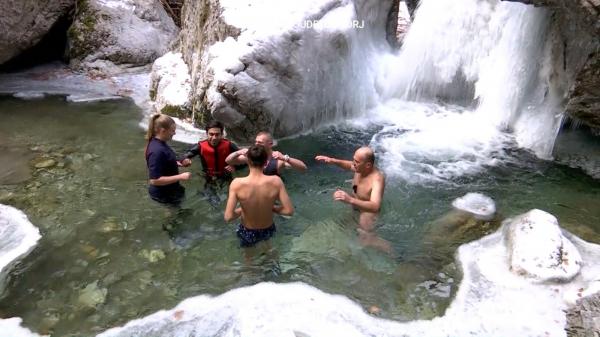 Baie în apa îngheţată în plină iarnă, în Gorj: "Este o senzație unică"