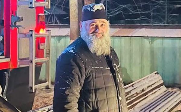 Incendiu stins cu ajutorul unui preot, la Suceava. Părintele Florea şi-a vândut tractorul pentru a cumpăra o maşină de pompieri din Franţa
