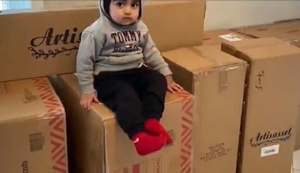 Un copil de 2 ani a comandat mobilă de 1700 de dolari de pe telefonul mamei. Reacţia părinţilor când au aflat de grozăvia micuţului