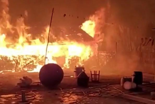 Un adăpost de animale s-a făcut scrum sub privirile proprietarilor. Pompierii s-au luptat două ore cu flăcările